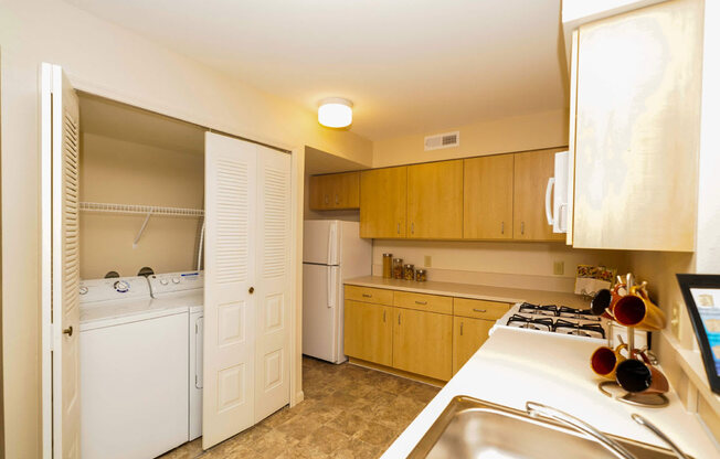 Fully Equipped Kitchen at Colonial Pointe at Fairview Apartments, Nebraska, 68123