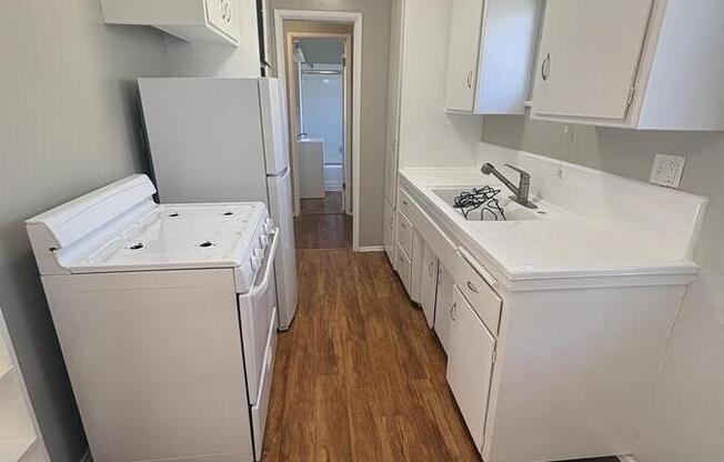 335 S LOS ROBLES AVE