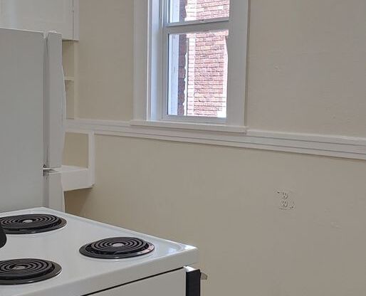 Studio, 1 bath, 430 sqft, $1,045, Unit 405