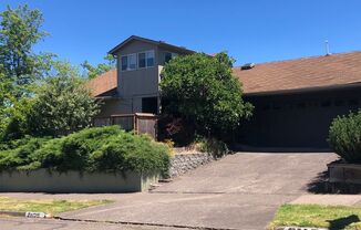 Large 3 bedroom 2 bath duplex in South Eugene!