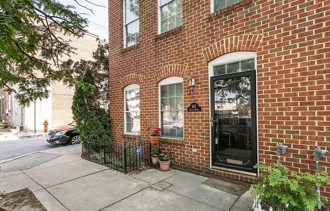 Coming Soon – 3BR/4BA End-Unit Townhome with Rooftop Deck & Parking in Locust Point