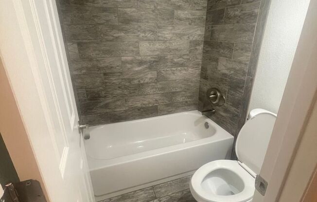 1 bed, 1 bath, 550 sqft, $990, Unit 341