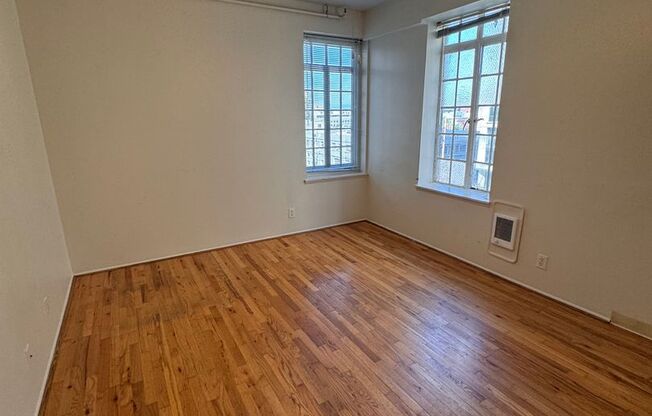 1 bed, 1 bath, 400 sqft, $975, Unit 302