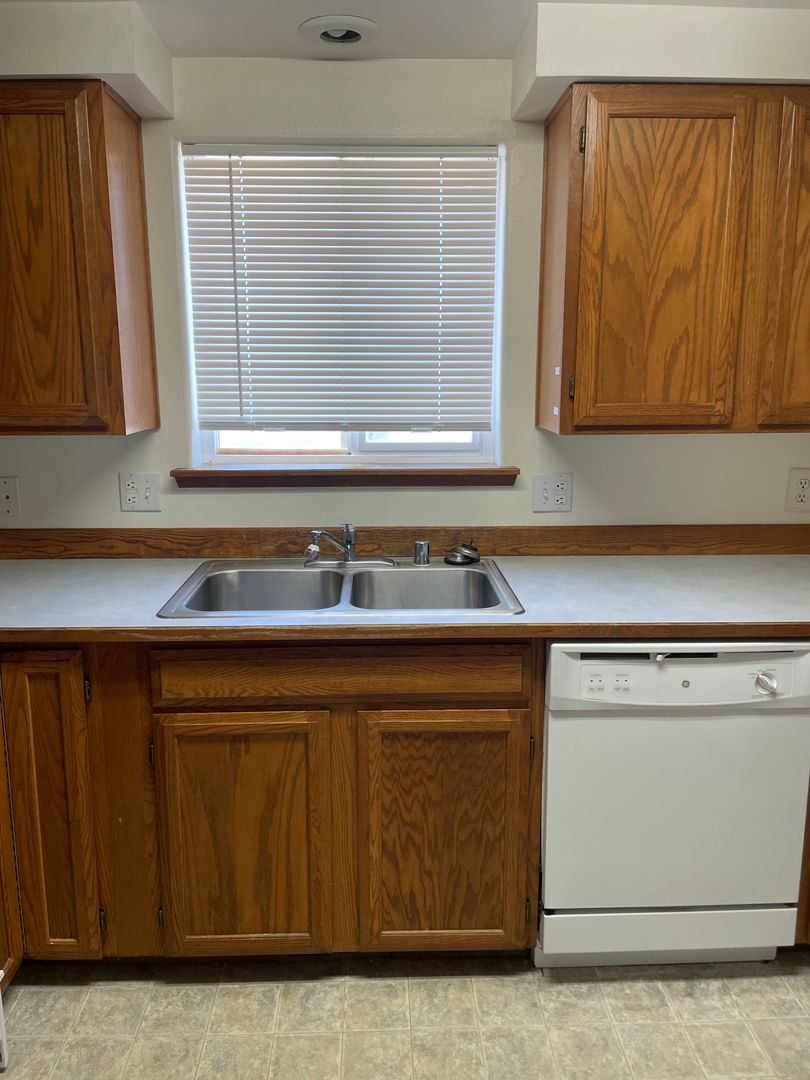Duplex for Rent, Lake Views & Garage