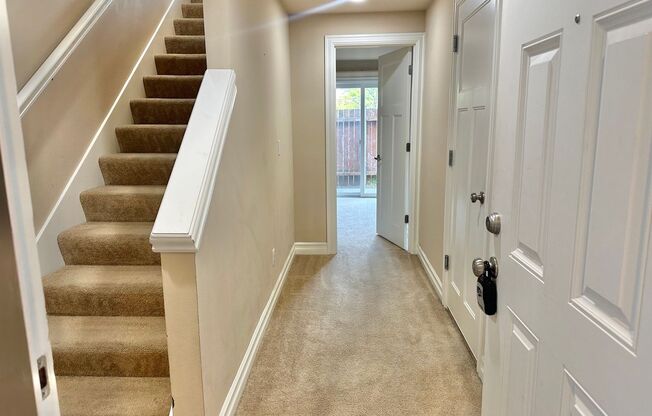 Beautiful 3 bed/2.5 bath townhome in North Seattle! Available Now!