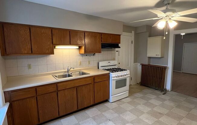 3 beds, 1 bath, 863 sqft, $1,195, Unit 1722 Lower