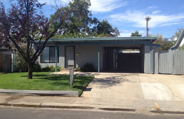 Charming Folsom Cottage Walking Distance to Shopping and Parks