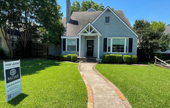 Charming Devonshire Cottage with Master Bedroom Downstairs- Walk to Inwood Village!