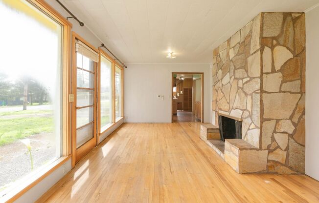 Quaint, inviting 4-bdrm/2-bath home in Cloverdale. Serene living, huge yard, covered patio