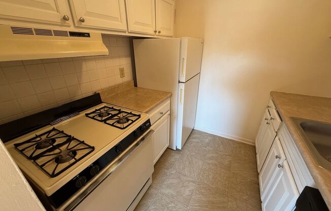 1 bed, 1 bath, 454 sqft, $1,275, Unit D-32