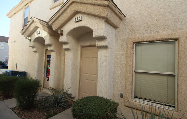 Gorgeous 2Bed/2.5Bath, 2-Story Town-Home located in Henderson