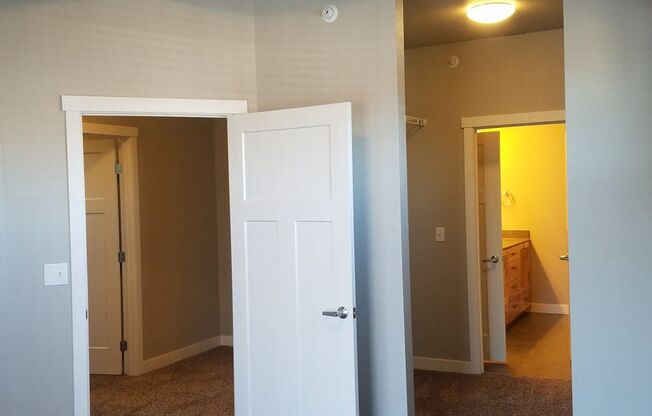 3 beds, 2.5 baths, $2,250, Unit 307