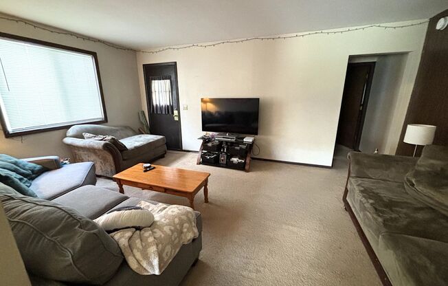 4 beds, 1 bath, $1,580, Unit 824