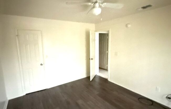 2 beds, 1 bath, $595, Unit B-3