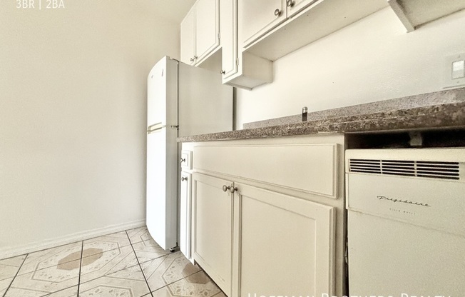 316 E Hyde Park Blvd Centinela