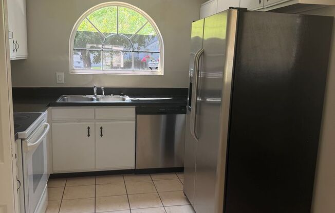 Charming 3-Bedroom Home in a Beautiful Sanford / Lake Mary Community with Community Pool