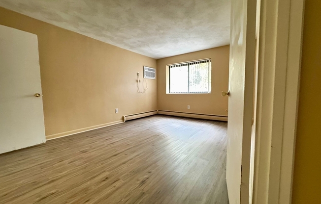 2 beds, 1 bath, 1,020 sqft, $2,300, Unit E112