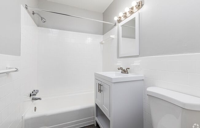 2 beds, 1 bath, 850 sqft, $1,570, Unit 3225-104