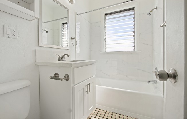 Ancelle Apartments - Studio Bathroom