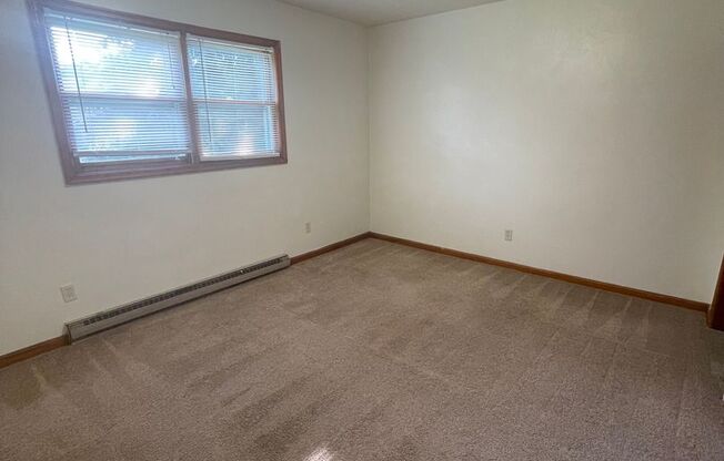 2 beds, 1 bath, 903 sqft, $1,140, Unit H-3