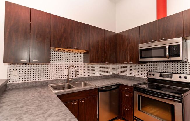 1/2 OFF 1st Mo! Beautiful Condo in Kimball House Square, 5 Min to UK! Garage & Private Entry!