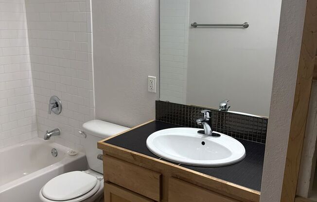 1 bed, 1 bath, 700 sqft, $999, Unit ELP2200-204