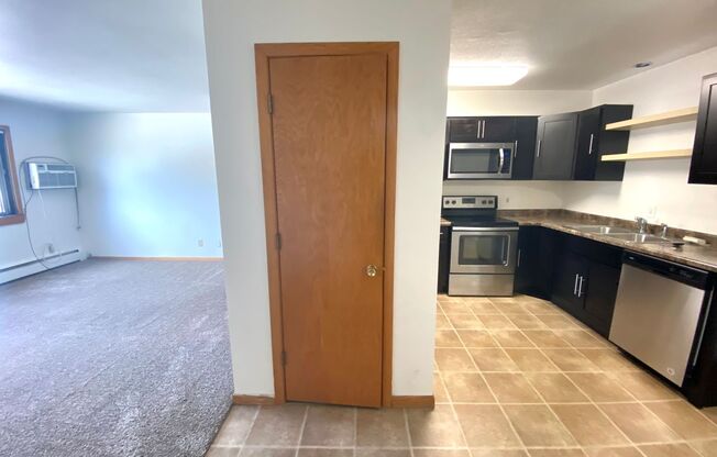 2 beds, 1 bath, $925, Unit 11