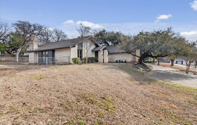 Single-Family Home in Woodway, TX