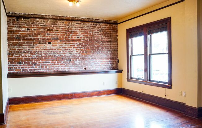 Spacious Vintage 1-Bed with Exposed Brick, Dishwasher, Clawfoot Tub