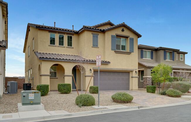 Stunning 4 Bedroom with Mountain Views!