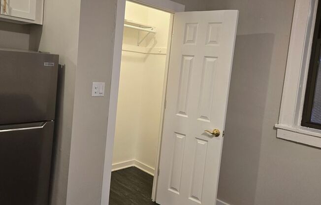 Studio, 1 bath, 250 sqft, $1,100, Unit 209