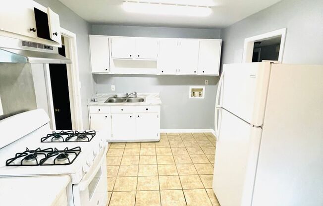 3 beds, 1 bath, $875