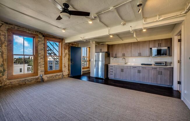 1 bed, 1 bath, 675 sqft, $1,800, Unit 219 N ALAMO #402