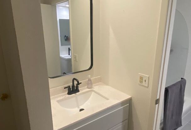 2 Bedroom 1 Bath - Blocks from Pearl Street and Downtown