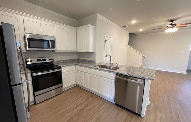 3 beds, 2.5 baths, $1,425, Unit 10214 Lynwood Village Unit 101