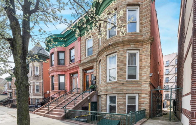 952 E 156 ST