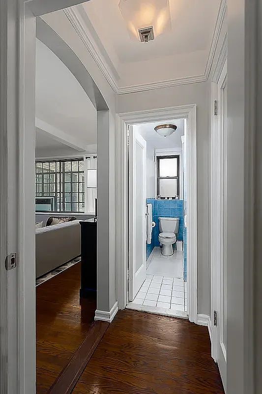211 E 35 ST