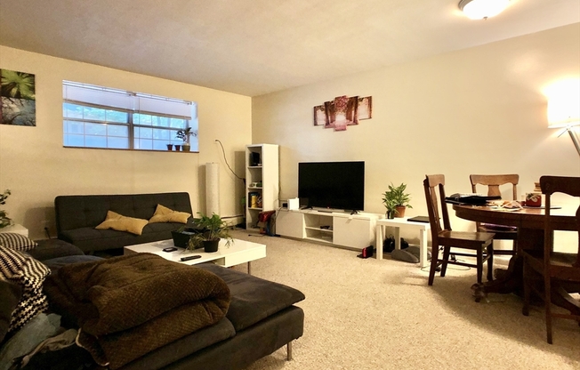 2 beds, 1 bath, 800 sqft, $2,500, Unit 2