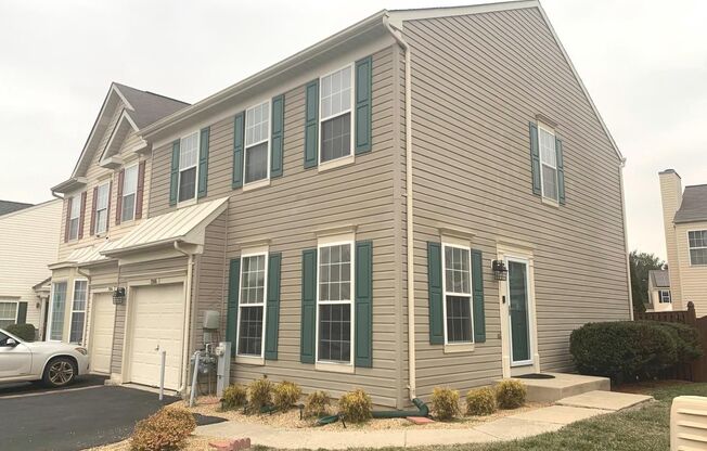 Beautiful 3bd 2/2bth duplex with attached garage.
