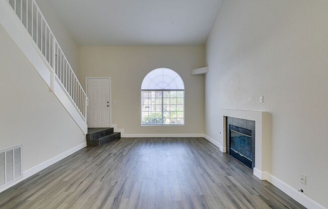 Amazing !! 2 Bedroom 2.5 Bathroom Townhouse in Henderson.