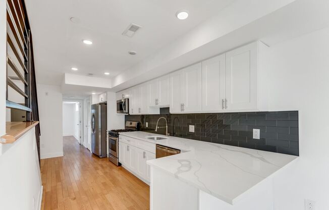 Luxurious, New Construction 2BD/1BA With Rooftop Skyline Views!