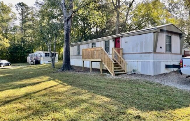 Adorable 3 bedroom 1.5 bath Mobile Home located it Dallas