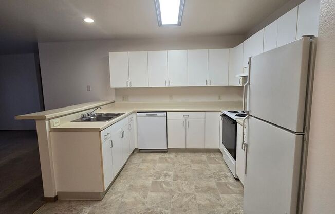 2 beds, 1 bath, 850 sqft, $1,259, Unit PL   7612