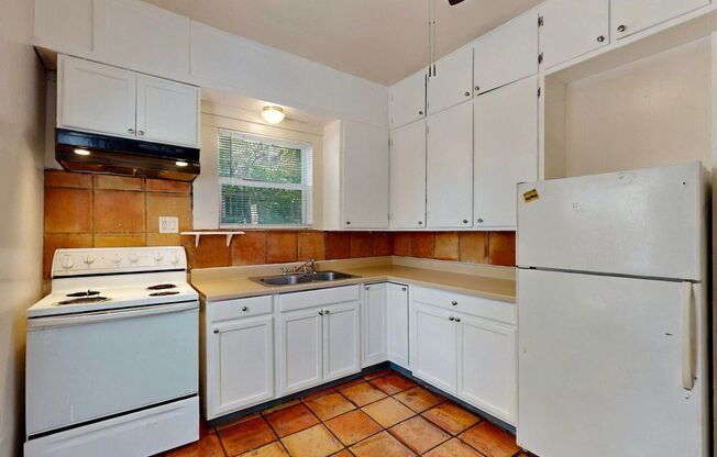 2 beds, 1 bath, 900 sqft, $1,400, Unit 823 11th Street NW