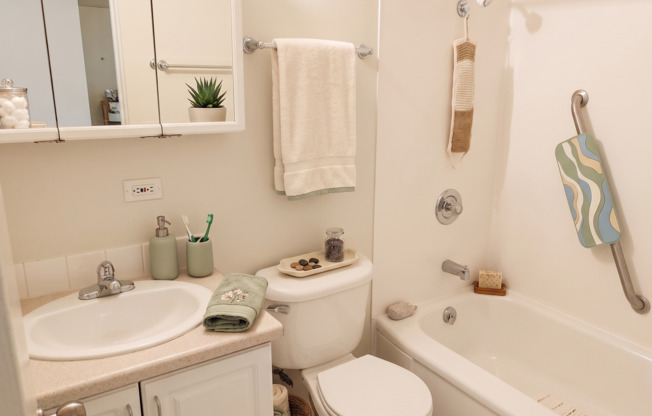 3 beds, 1 bath, $2,895, Unit R-412