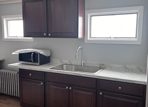 2 beds, 1 bath, $2,800, Unit 2