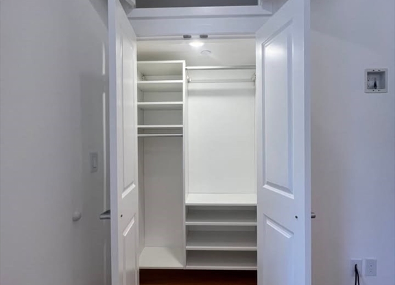 2 beds, 1 bath, $2,250, Unit 201