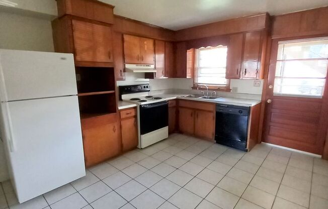 2 beds, 1 bath, 903 sqft, $1,240, Unit M-5