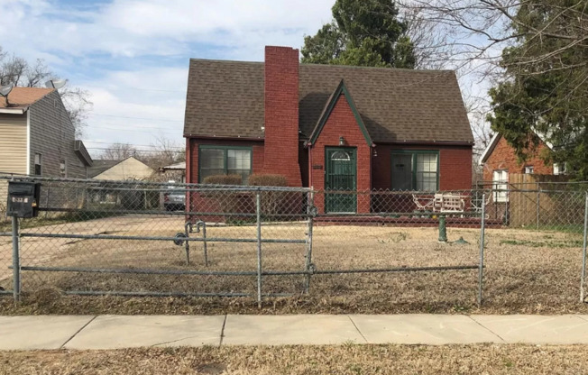 Cute Tulsa Home Available Now! 2 bedrooms and 2 bath