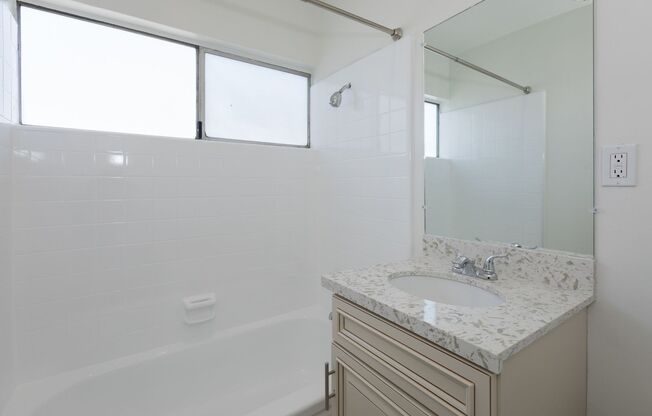 LOVELY 1BED Near Valley College! -- GREAT LOCATION!!! $1,000 Deposit (OAC)